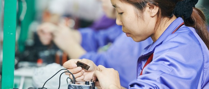 Taylorismus lebt!: chinese female worker at manufacturing (Bildquelle: Fotolia_74397969_S)